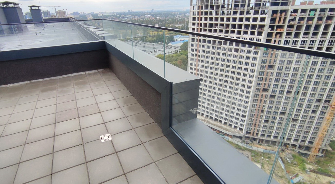 Self-supporting glass railing
