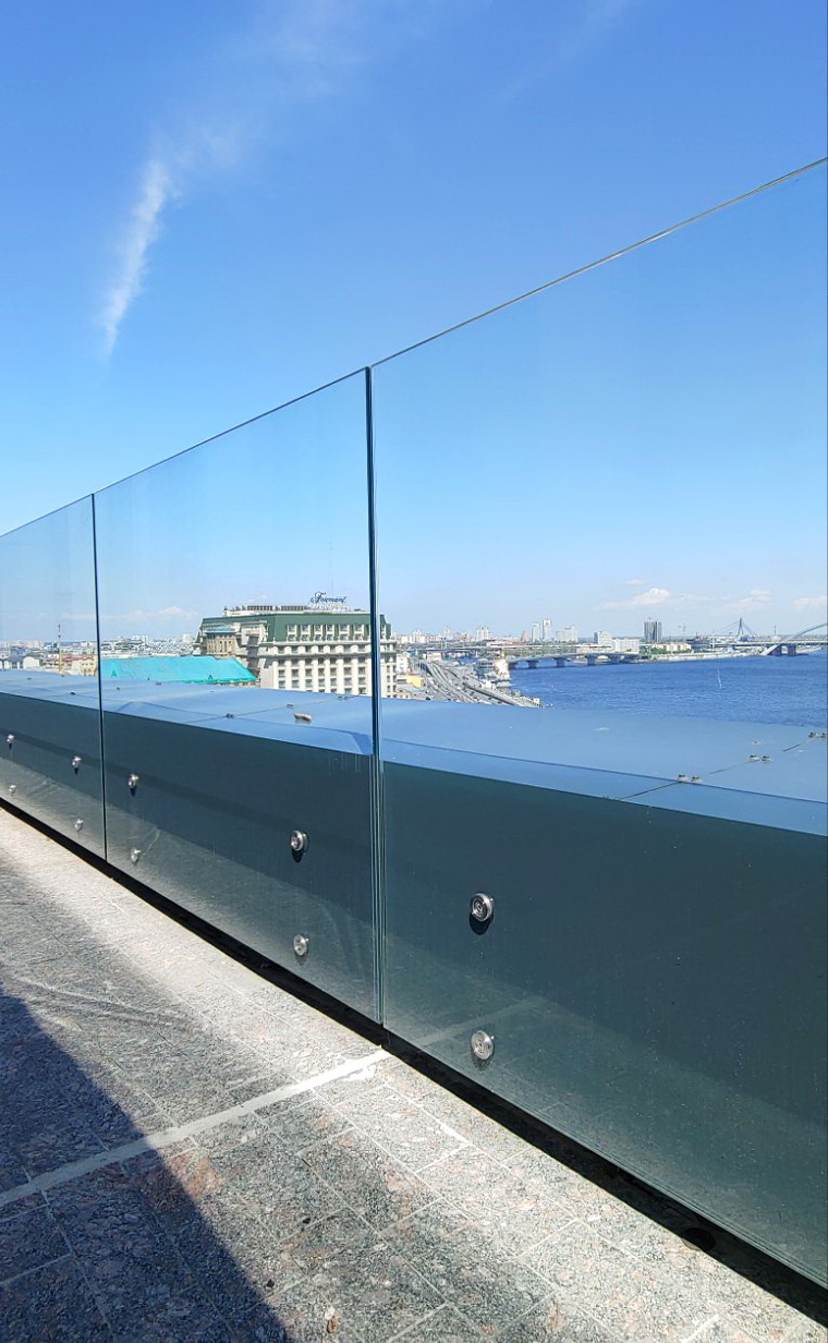 Self-supporting glass railings