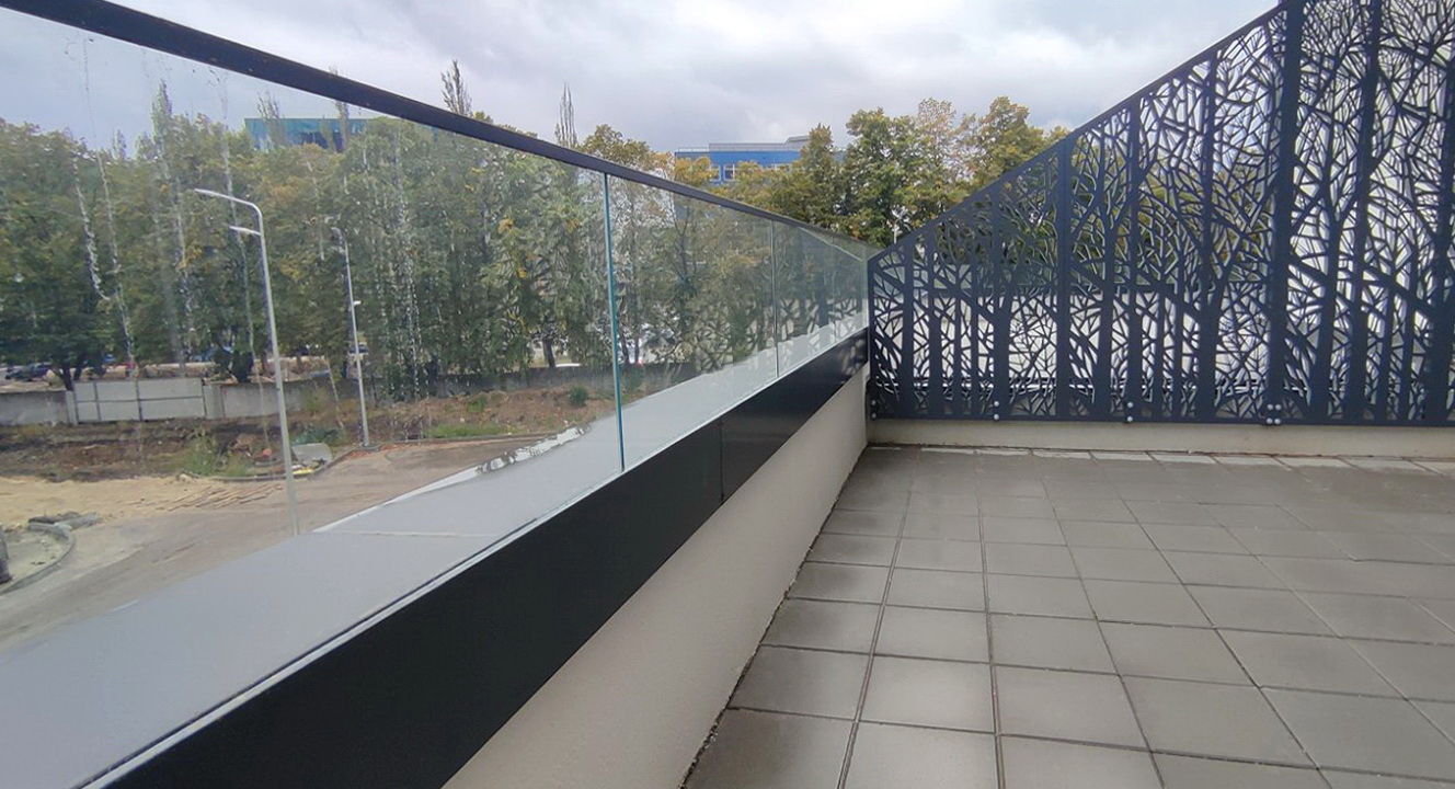 Self-supporting glass railings