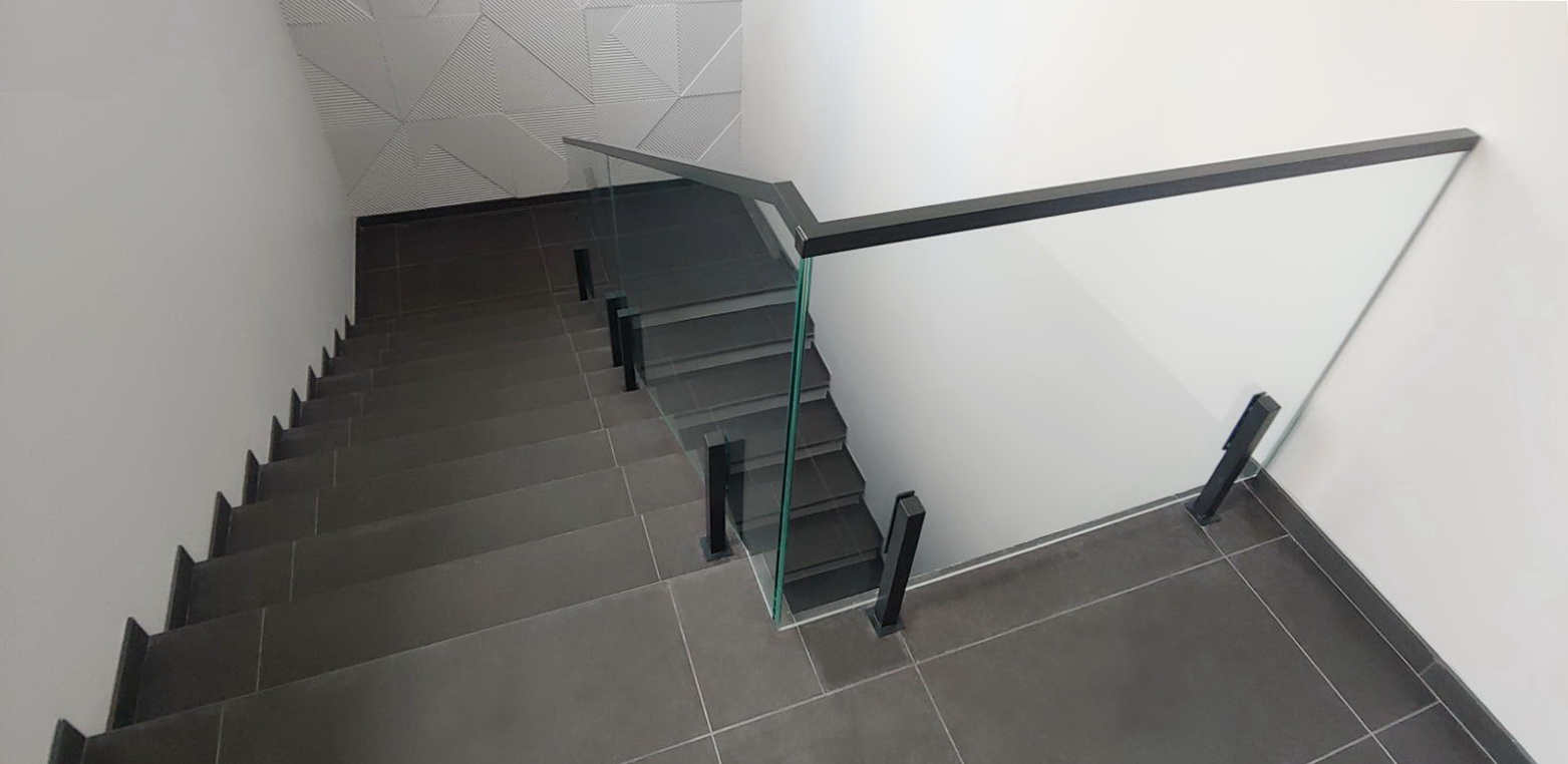 Self-supporting glass railing