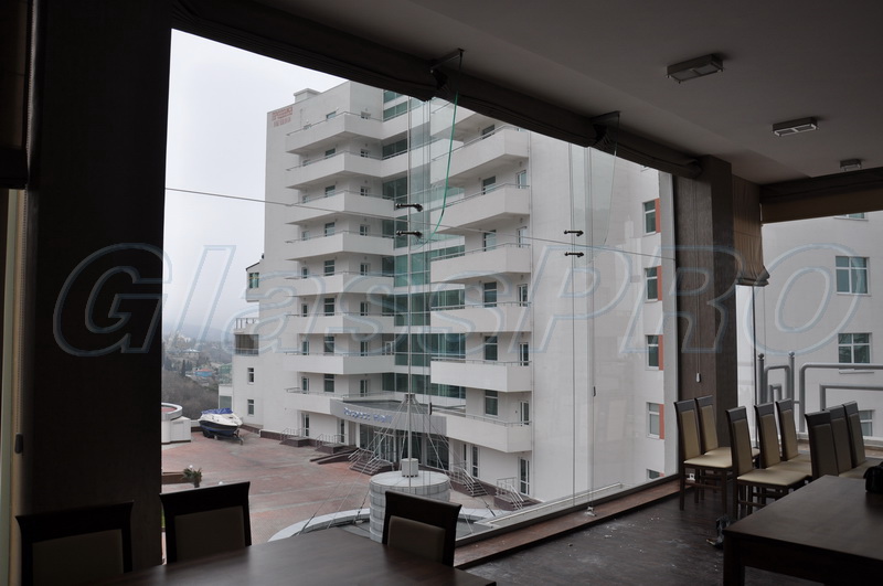 Profile-free mono glazing with glass stiffeners, in an apartment - Crimea