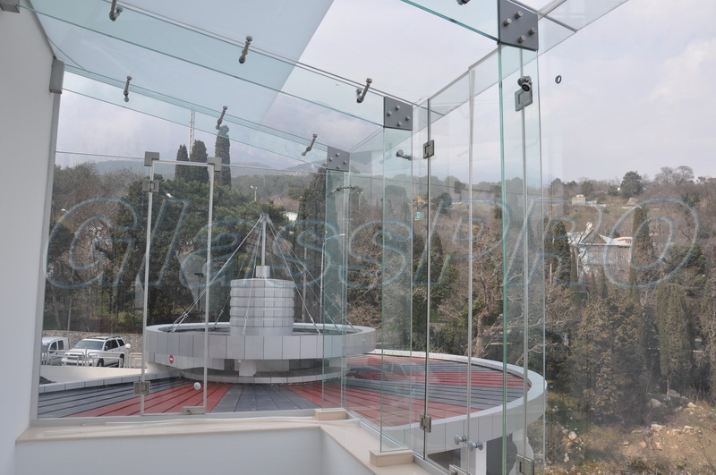 Glass structure on stiffeners, terrace of living quarters - Crimea