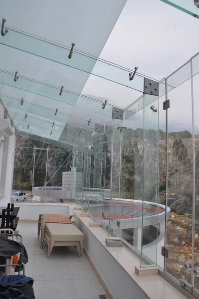 Non-profile glazing of terrace on glass stiffeners