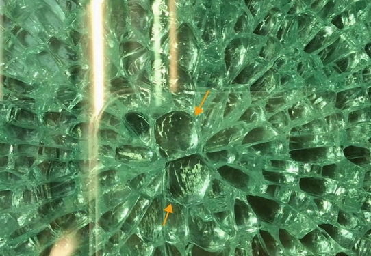 An example of a pattern upon spontaneous destruction of tempered glass with NiS inclusions