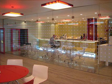 Glass partitions in a cafe