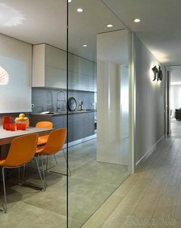 Using a glass partition to separate the kitchen and living room