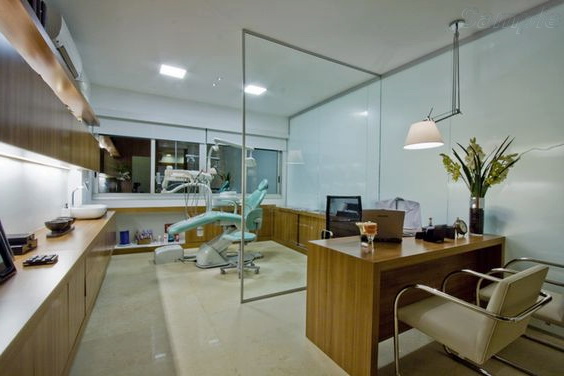 Glass partition in a dental clinic