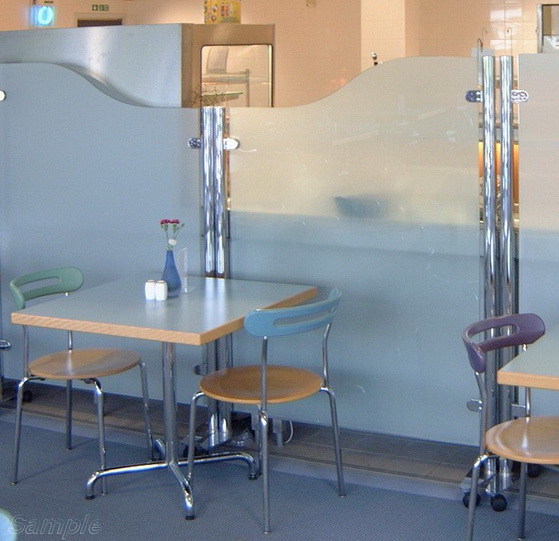 Mobile glass partitions can be used in cafes and restaurants