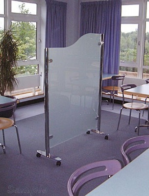 Mobile glass partition in a cafe