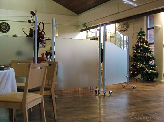 Mobile glass partitions in a restaurant