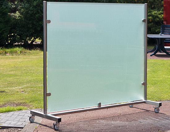 Mobile glass partition