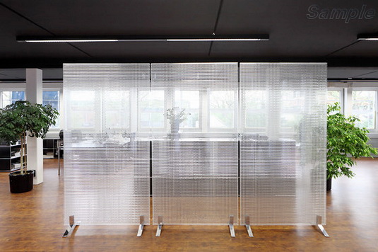 Mobile office partitions made of patterned glass