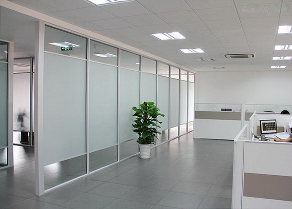 Glass partitions in recreation area