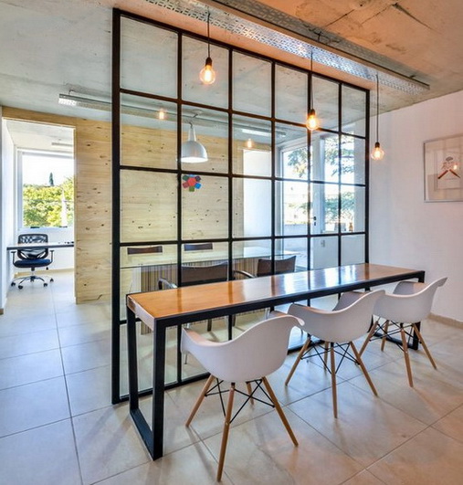 Glass partitions in recreation area