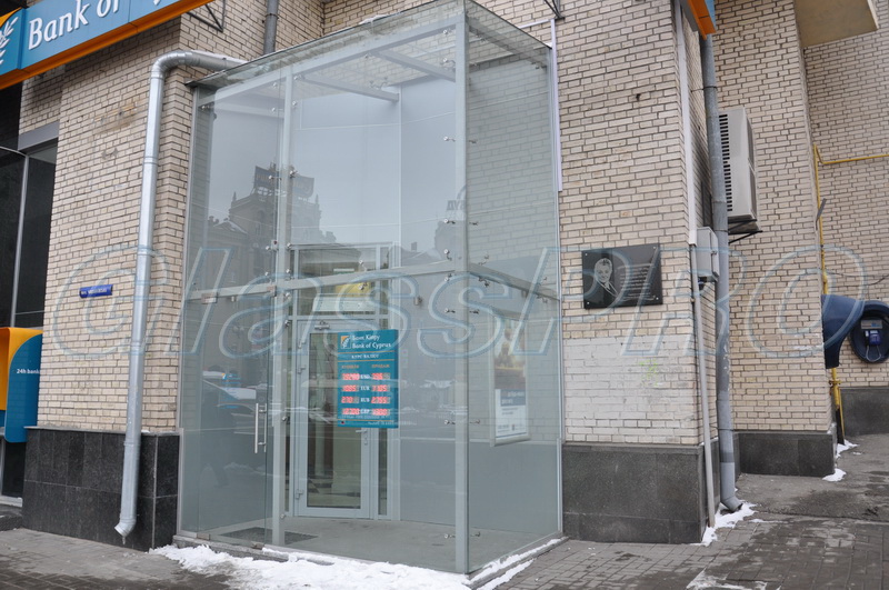 All-glass porch enclosure storefront on spider mounts which is mounted to metal racks, «Cyprus Bank»