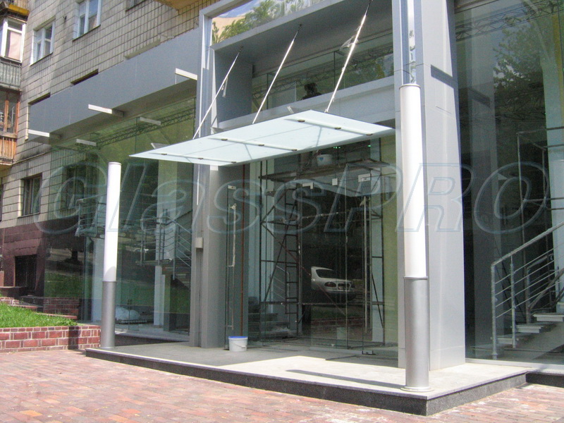 Козырек стеклянный на шпренгельных тягах с рамной конструкцией, архитектурный салон – Киев