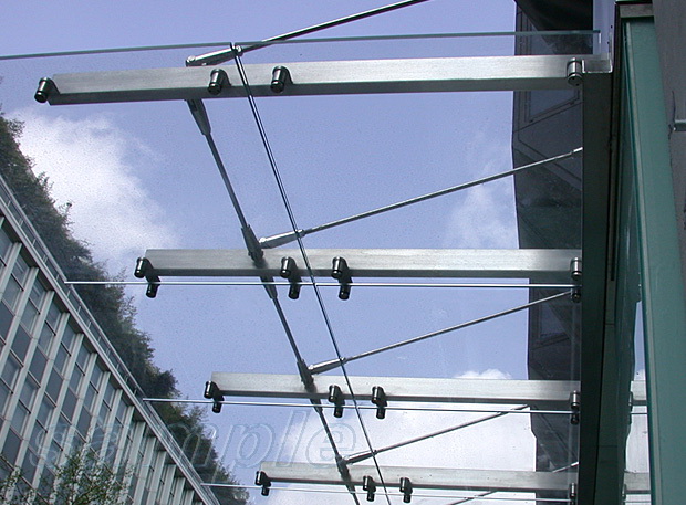 Composite glass canopy on truss rods with additional cantilever elements