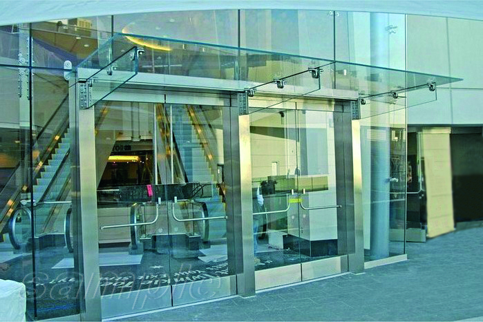 Composite glass canopy on cantilever glass fins