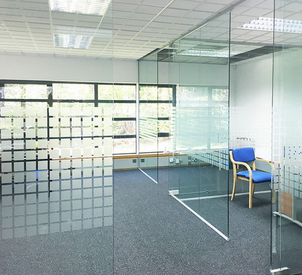 Скляні офісні перегородки з двійчастими дверима