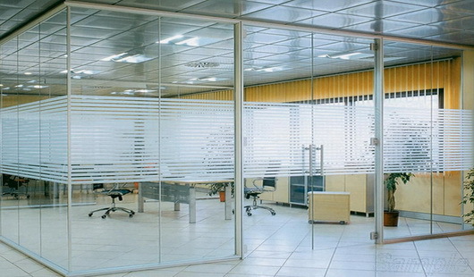 Glass office partitions with double swing door in aluminum frame