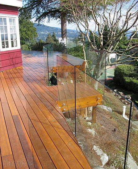 Model GS-03. Point-mounted glass balcony railing