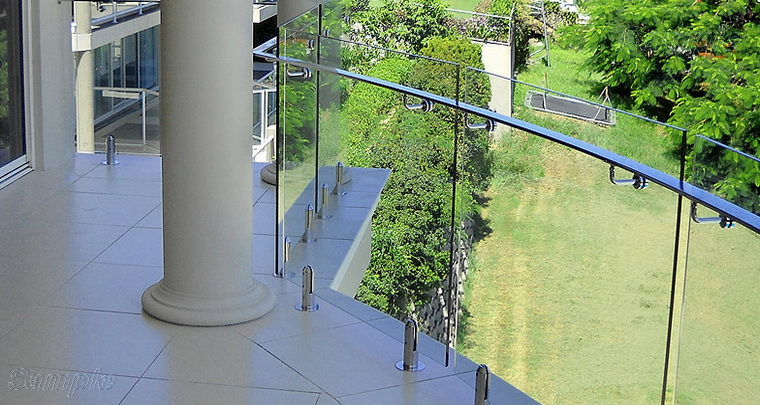 Model GS-02. Self-supporting glass railing of the loggia with clips