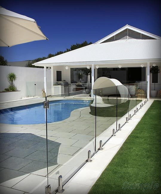Model GS-02. Self-supporting glass pool railing with clamping