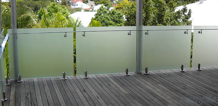 Model GS-02. Self-supporting glass terrace railing with clips