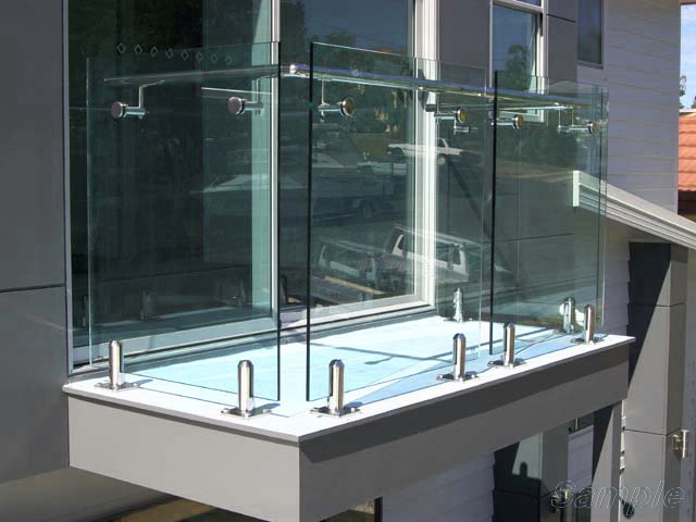 Model GS-02. Self-supporting glass balcony railing with metal clips