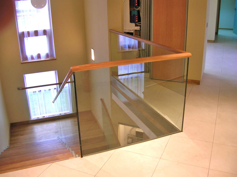 Model GS-01. Self-supporting glass stair railing with profile mounting