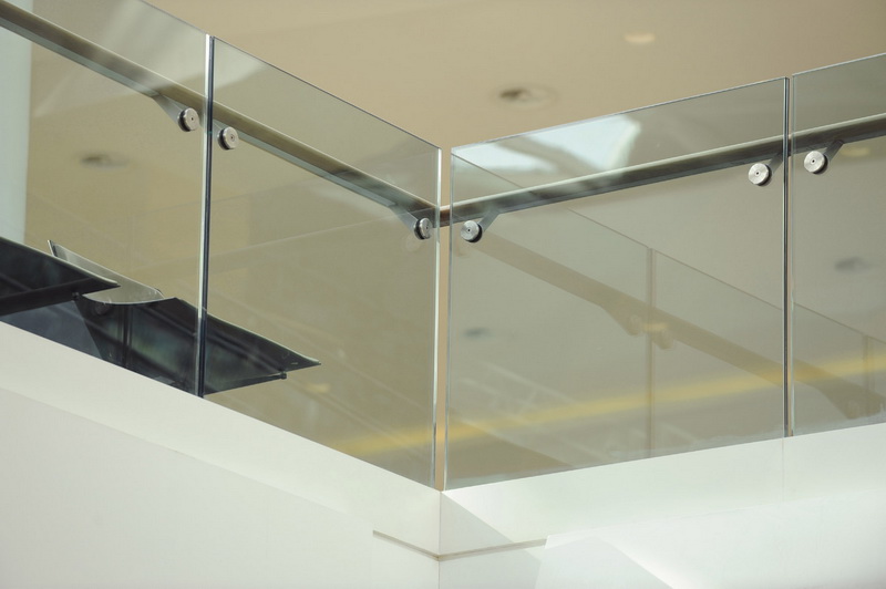 Model GS-01. Self-supporting glass railing with profile mount