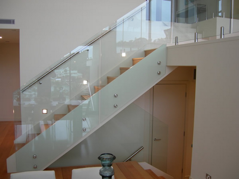 Model GS-03. Self-supporting glass stair railing, point-mounted glass railings